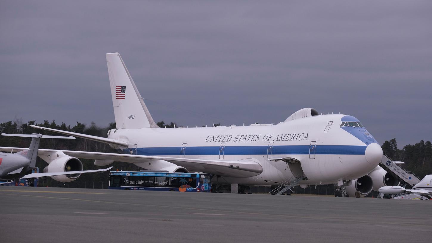 Der Flieger des amerikanischen Verteidigungsministers ist heute am Rollfeld des Nürnberger Flughafens zu sehen.