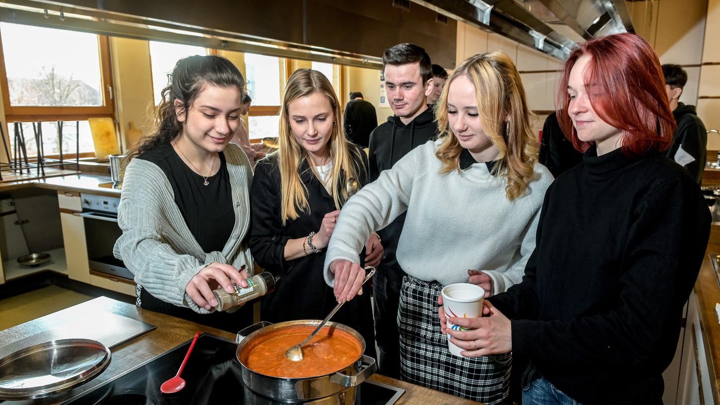 Schüler der Berufsvorbereitungsklasse kochen und servieren zugunsten der Erbebenopfer eine vegane Tomaten-Linsen-Suppe.