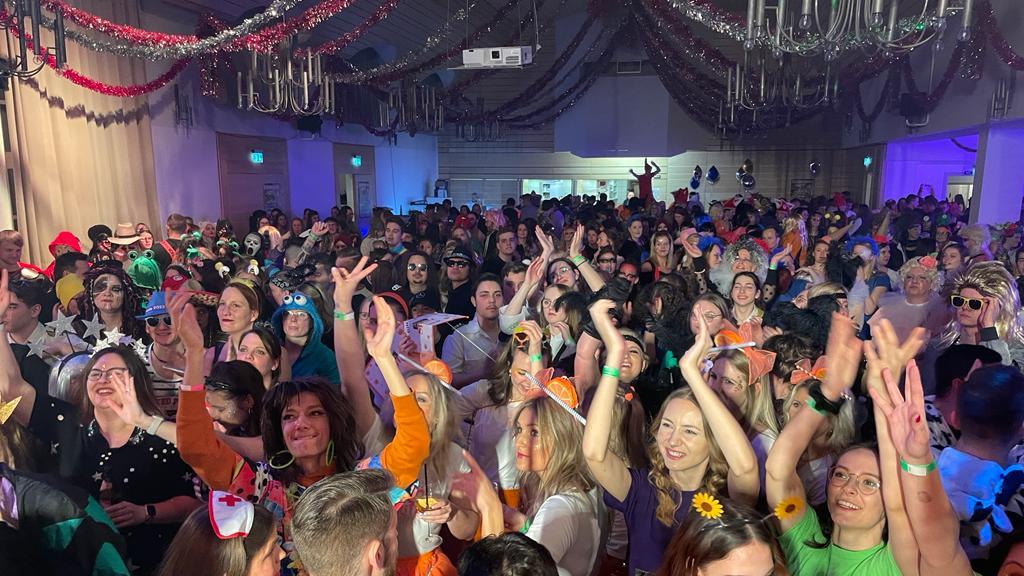 Die KGT veranstaltete erstmalig in Zusammenarbeit mit dem Stadthallenwirt Ioannis Avgoustis eine Mega-Party, um die Tradition Weiberfasching in Treuchtlingen aufrecht zu erhalten. Die KGT veranstaltete erstmalig in Zusammenarbeit mit dem Stadthallenwirt Ioannis Avgoustis eine Mega-Party, um die Tradition Weiberfasching in Treuchtlingen aufrecht zu erhalten.