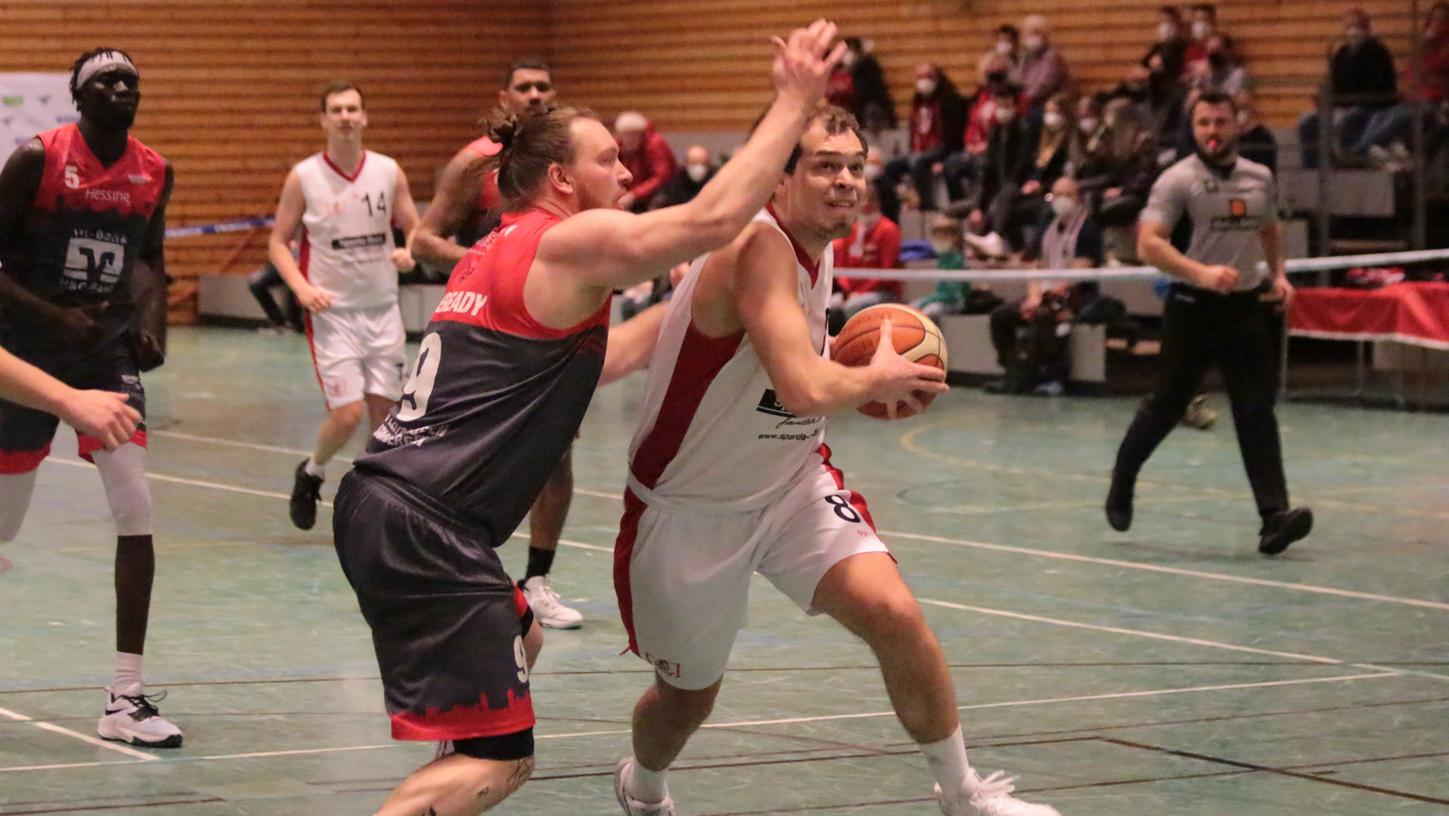 Zur Abwechslung mal wieder ein Bild aus der guten alten „Sene“ in Treuchtlingen: Am Ball ist Simon Geiselsöder zu sehen, der den VfL-Baskets in Weimar ebenso fehlen wird wie drei weitere Spieler und auch der erkrankte Trainer Stephan Harlander. Zur Abwechslung mal wieder ein Bild aus der guten alten „Sene“ in Treuchtlingen: Am Ball ist Simon Geiselsöder zu sehen, der den VfL-Baskets in Weimar ebenso fehlen wird wie drei weitere Spieler und auch der erkrankte Trainer Stephan Harlander.