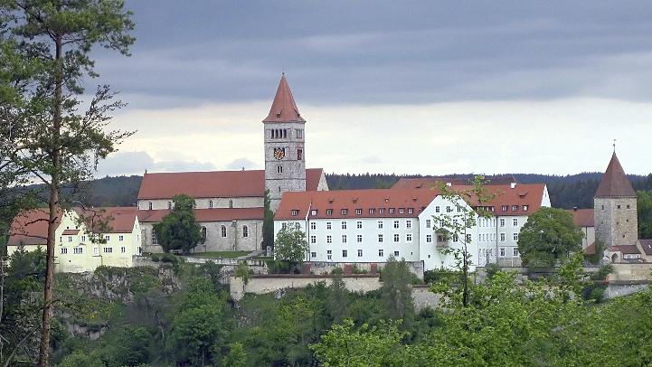 Der Freistaat schüttet sein Füllhorn über der Kastler Klosterburg aus.