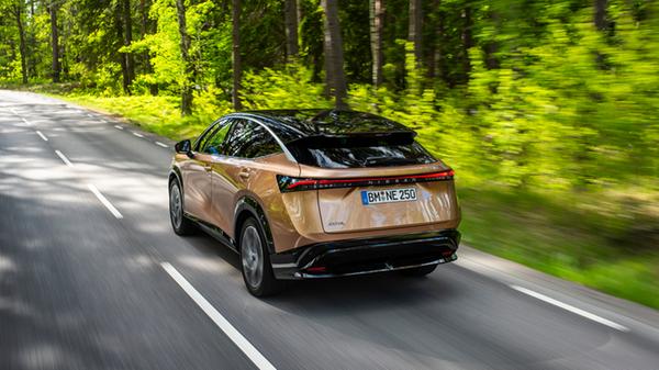 Angetrieben wird der Ariya von einem Elektromotor mit 178 kW/242 PS und 300 Newtonmetern Drehmoment. Die Kräfte wirken auf die Vorderachse.