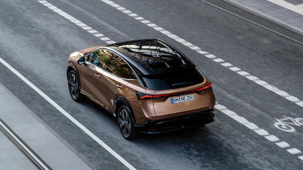 Als Energiespeicher dient eine 87-kWh-Batterie.