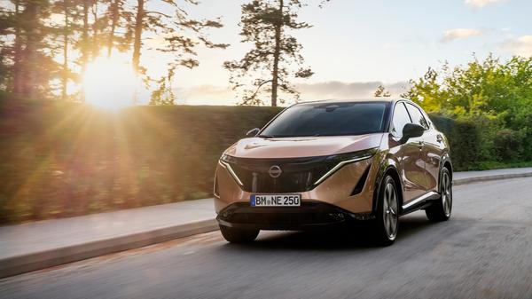 Nissan stellt parallel dazu eine Basisversion mit 160 kW/218 PS und 63-kWh-Akku bereit.