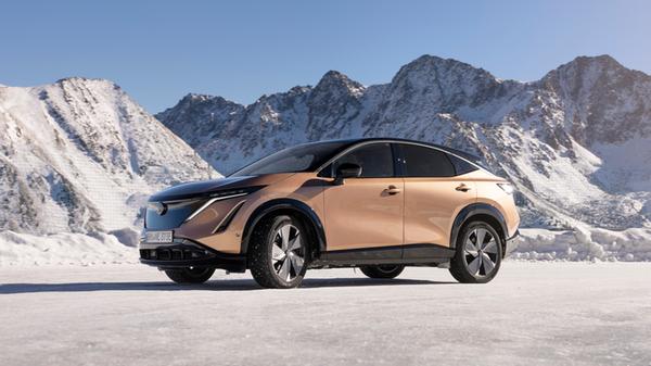 Der Top-Ariya "e-4orce" (Foto) leistet 225 kW/306 PS, nutzt die größere Batterie und geht mit Allradantrieb ans Werk.