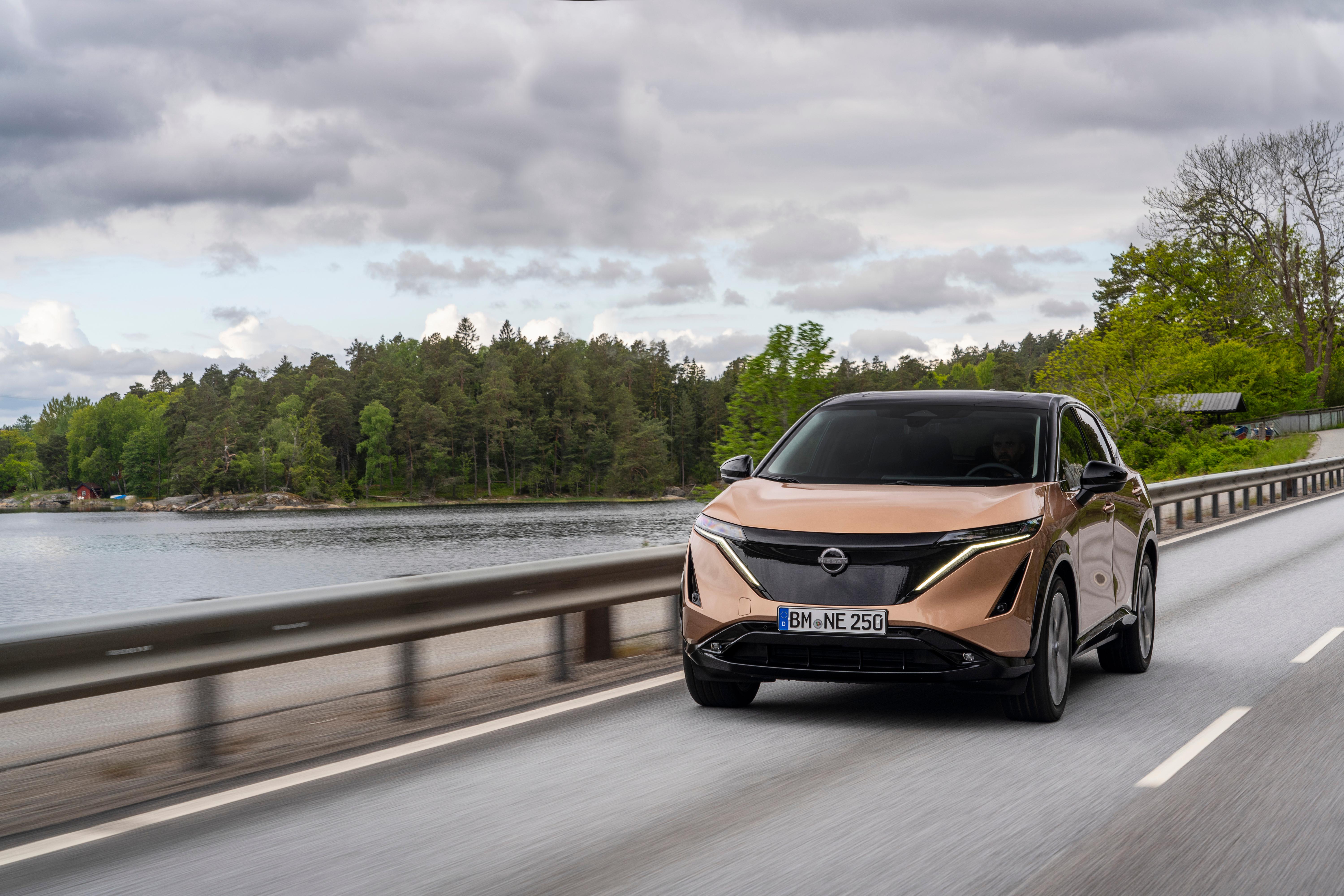 Maximal fährt der frontgetriebene 2WD-Ariya 160 km/h schnell, den Sprint von 0 auf 100 km/h erledigt er in 7,6 Sekunden.
