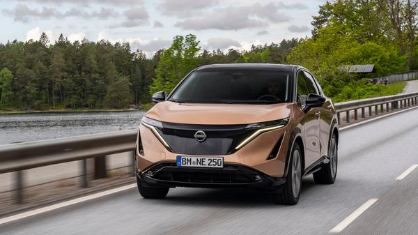 Maximal fährt der frontgetriebene 2WD-Ariya 160 km/h schnell, den Sprint von 0 auf 100 km/h erledigt er in 7,6 Sekunden.