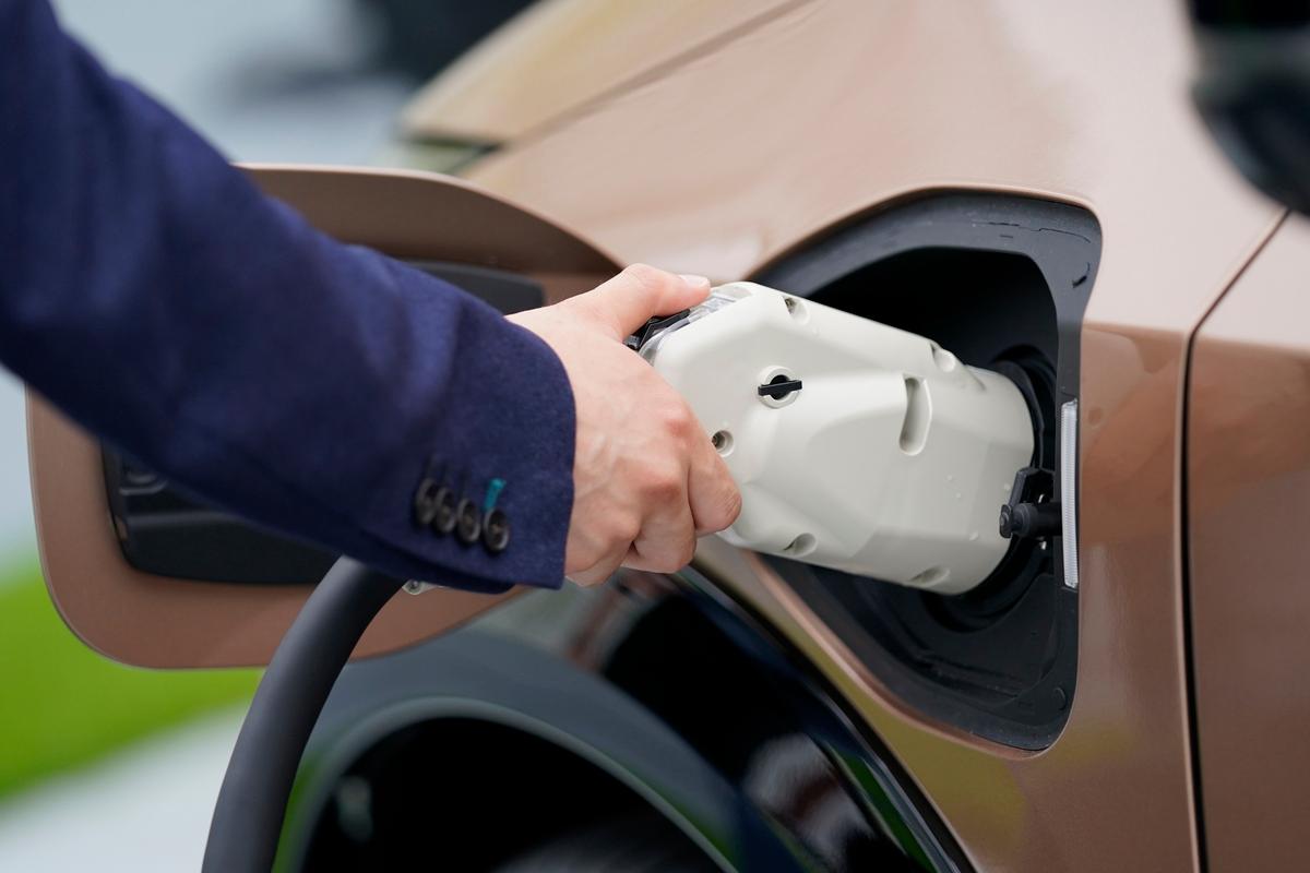 Wechselstrom aus der Wallbox lädt der Ariya dreiphasig und mit bis zu 22 kW. Die Gleichstrom-Schnellladeleistung beträgt 130 kW.
