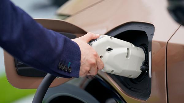 Wechselstrom aus der Wallbox lädt der Ariya dreiphasig und mit bis zu 22 kW. Die Gleichstrom-Schnellladeleistung beträgt 130 kW.
