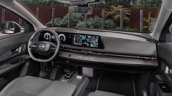 Was der Ariya informationstechnisch zu sagen hat, kommuniziert er über ein digitales Fahrerinstrumentarium, das eine optische Einheit mit dem berührungsempfindlichen Zentralbildschirm bildet. Außerdem gibt es ein Head-up-Display.