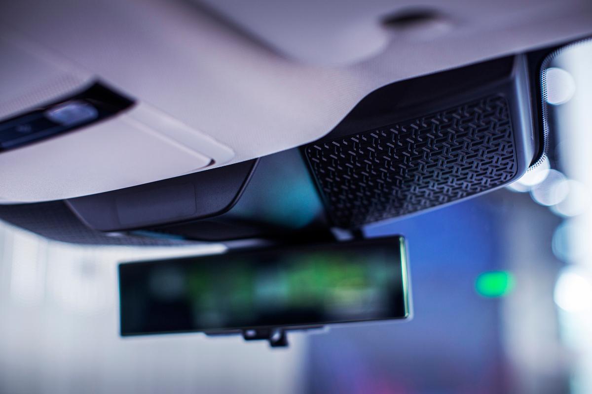 Als viertes Display an Bord fungiert der digitale Rückspiegel. Man kann ihn auf analog umschalten.