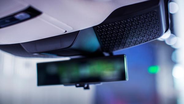 Als viertes Display an Bord fungiert der digitale Rückspiegel. Man kann ihn auf analog umschalten.