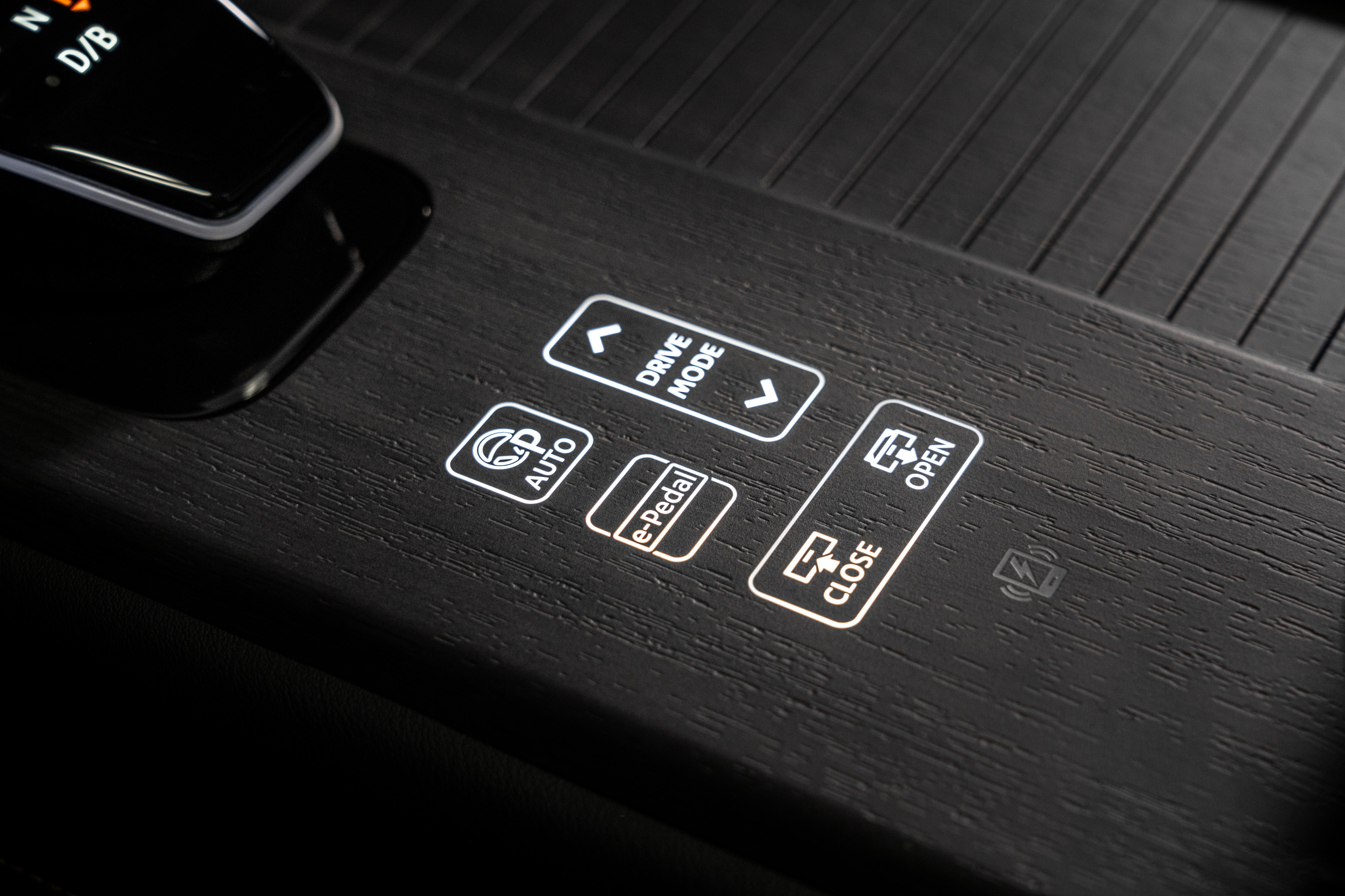 Das gilt auch für die Mittelkonsole, wo sich der Zugriff auf Parkautomatik, Fahrprogramme, Schiebedach und den rekuperationsstarken e-Pedal-Modus befindet.