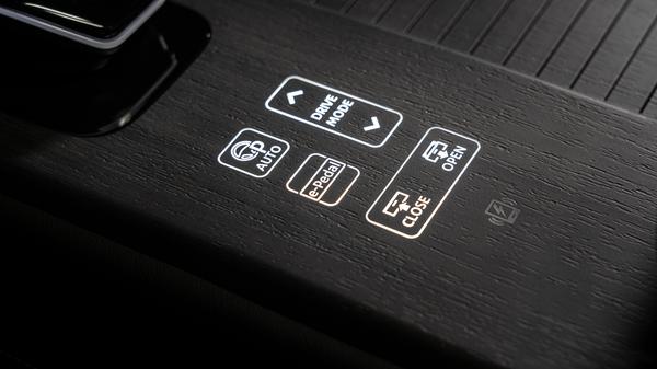 Das gilt auch für die Mittelkonsole, wo sich der Zugriff auf Parkautomatik, Fahrprogramme, Schiebedach und den rekuperationsstarken e-Pedal-Modus befindet.