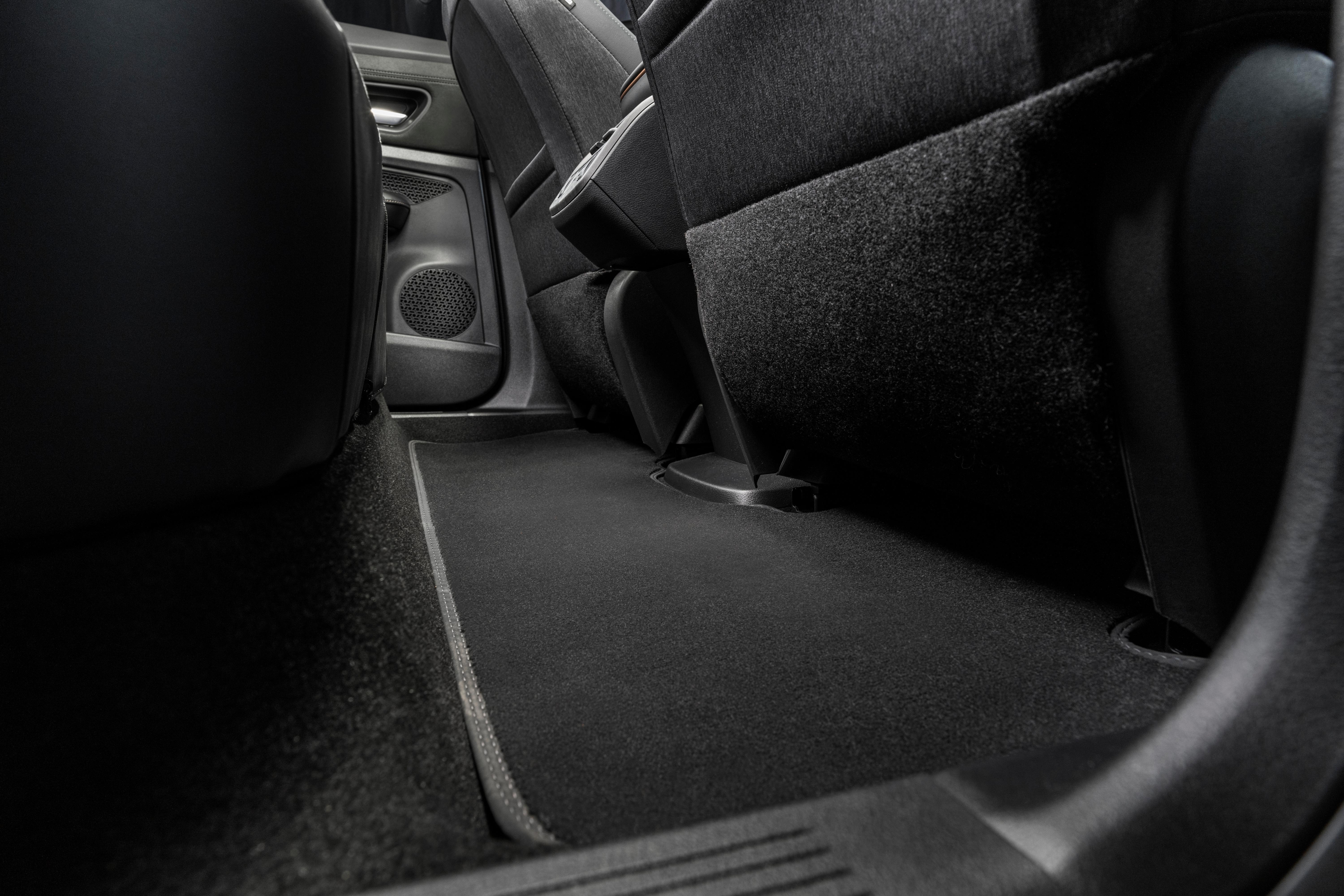 Den Füßen steht kein Kardantunnel im Weg. Somit reist es sich auch auf dem rückwärtigen Mittelplatz vergleichsweise bequem.
