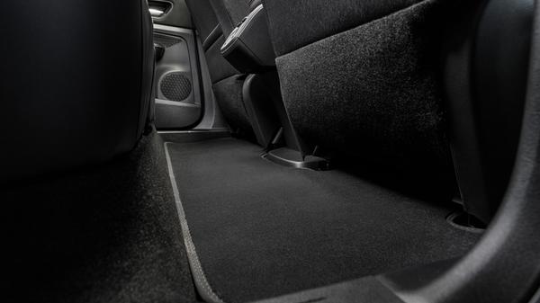 Den Füßen steht kein Kardantunnel im Weg. Somit reist es sich auch auf dem rückwärtigen Mittelplatz vergleichsweise bequem.