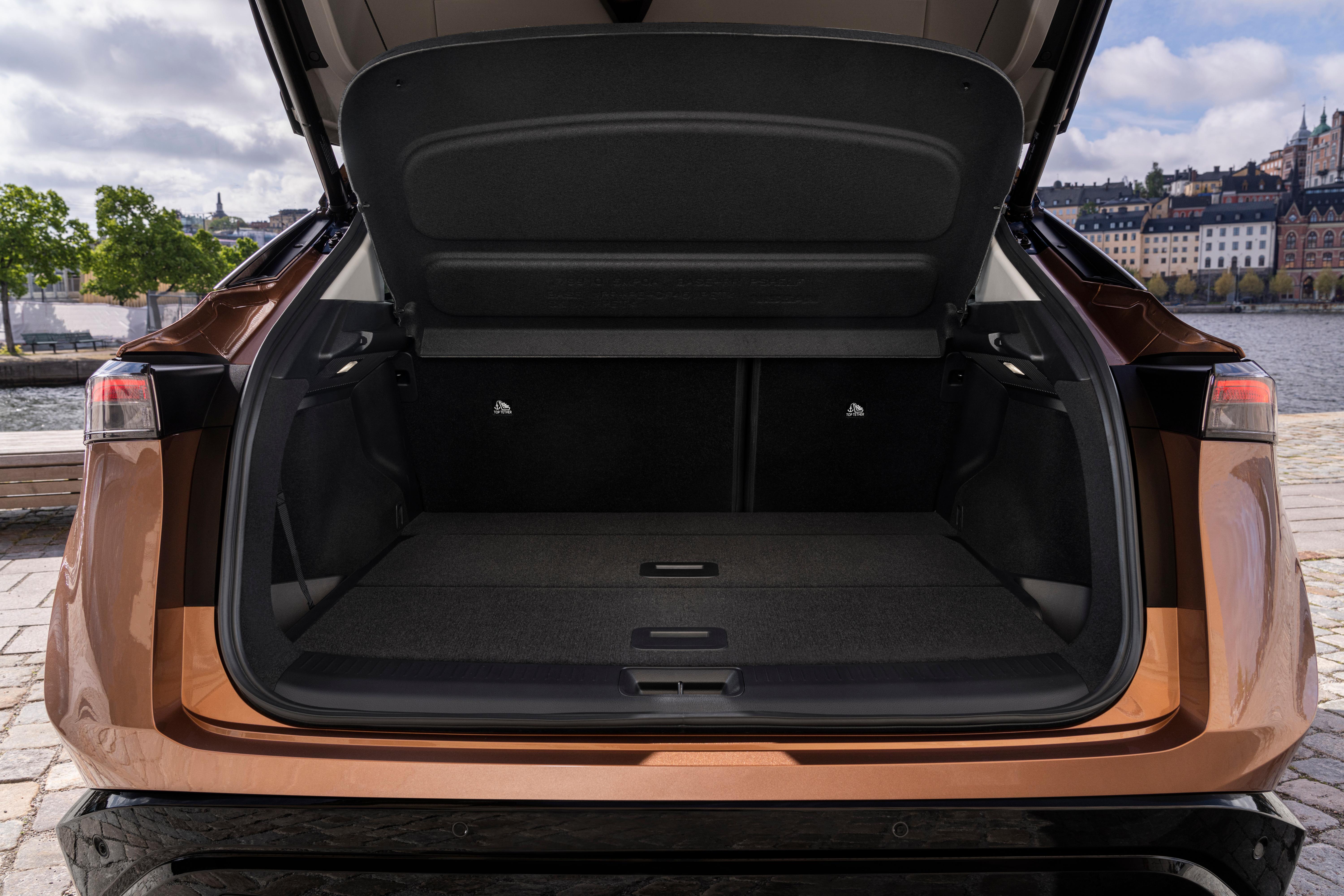 Der Kofferraum erreicht mit 468 bis 1775 Litern ein vernünftiges Maß, verstellbare Trennwände sorgen für Flexibilität, und die Ladekabel lassen sich in ein "Untergeschoss" verräumen.