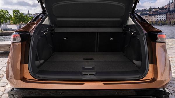 Der Kofferraum erreicht mit 468 bis 1775 Litern ein vernünftiges Maß, verstellbare Trennwände sorgen für Flexibilität, und die Ladekabel lassen sich in ein "Untergeschoss" verräumen.