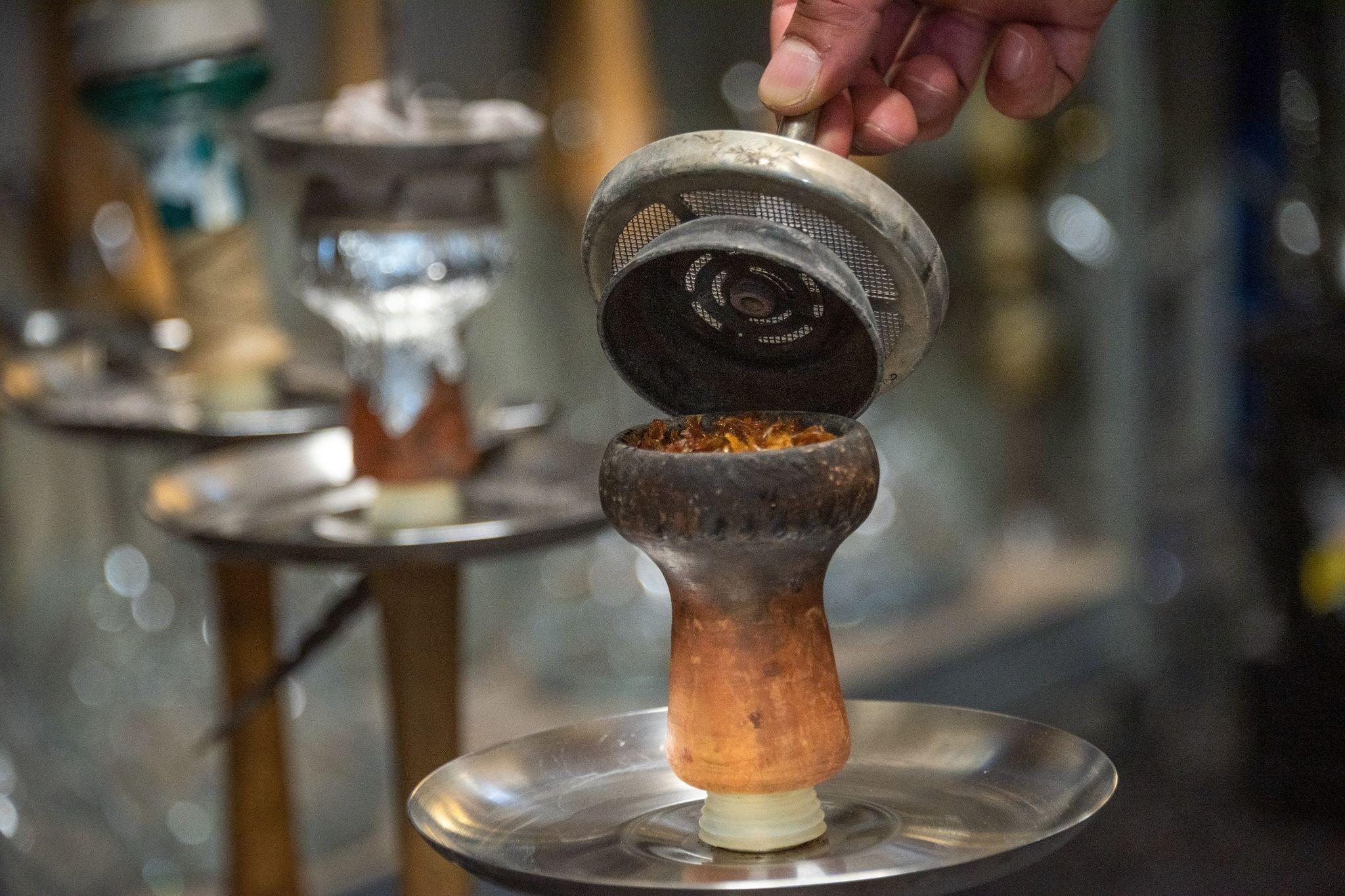 Schwarzarbeit und Clankriminalität im Visier: Zoll Nürnberg prüft Shishabars und Barbershops