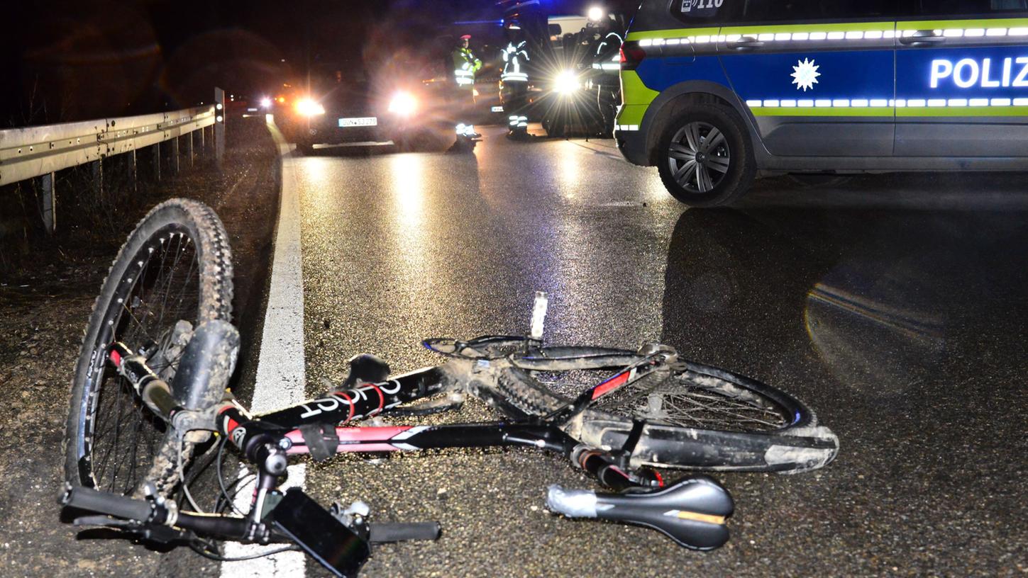 Unfall mit einem Radfahrer auf der Bundesstraße 2. Der 40-jährige wurde von  einem Kleinwagen erfasst und starb an der Unfallstelle. Der Hergang ist unklar.