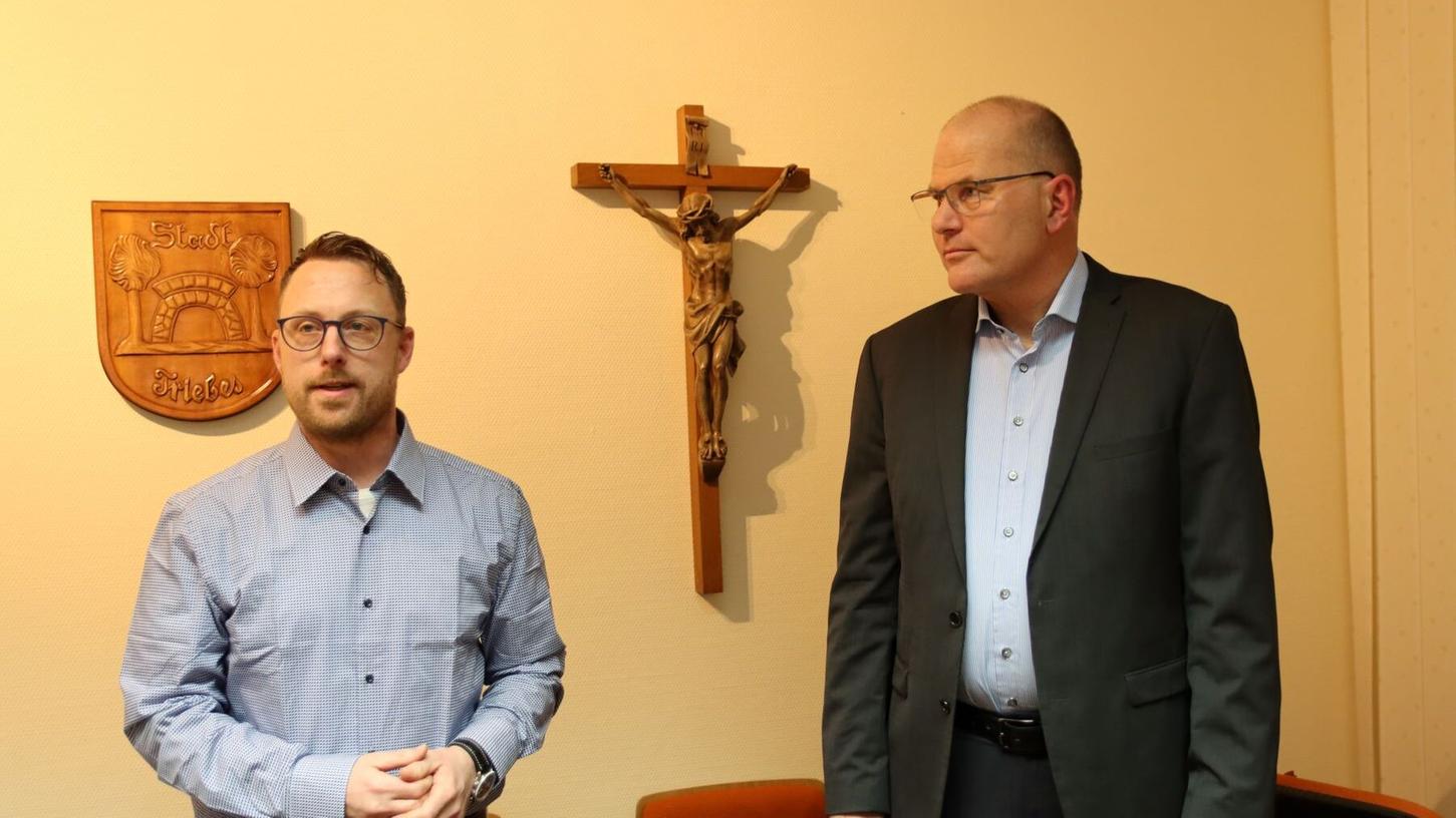 Christian Müller (links) wurde von Bürgermeister Jens Fankhänel als neuer Gemeinderat vereidigt. Christian Müller (links) wurde von Bürgermeister Jens Fankhänel als neuer Gemeinderat vereidigt.