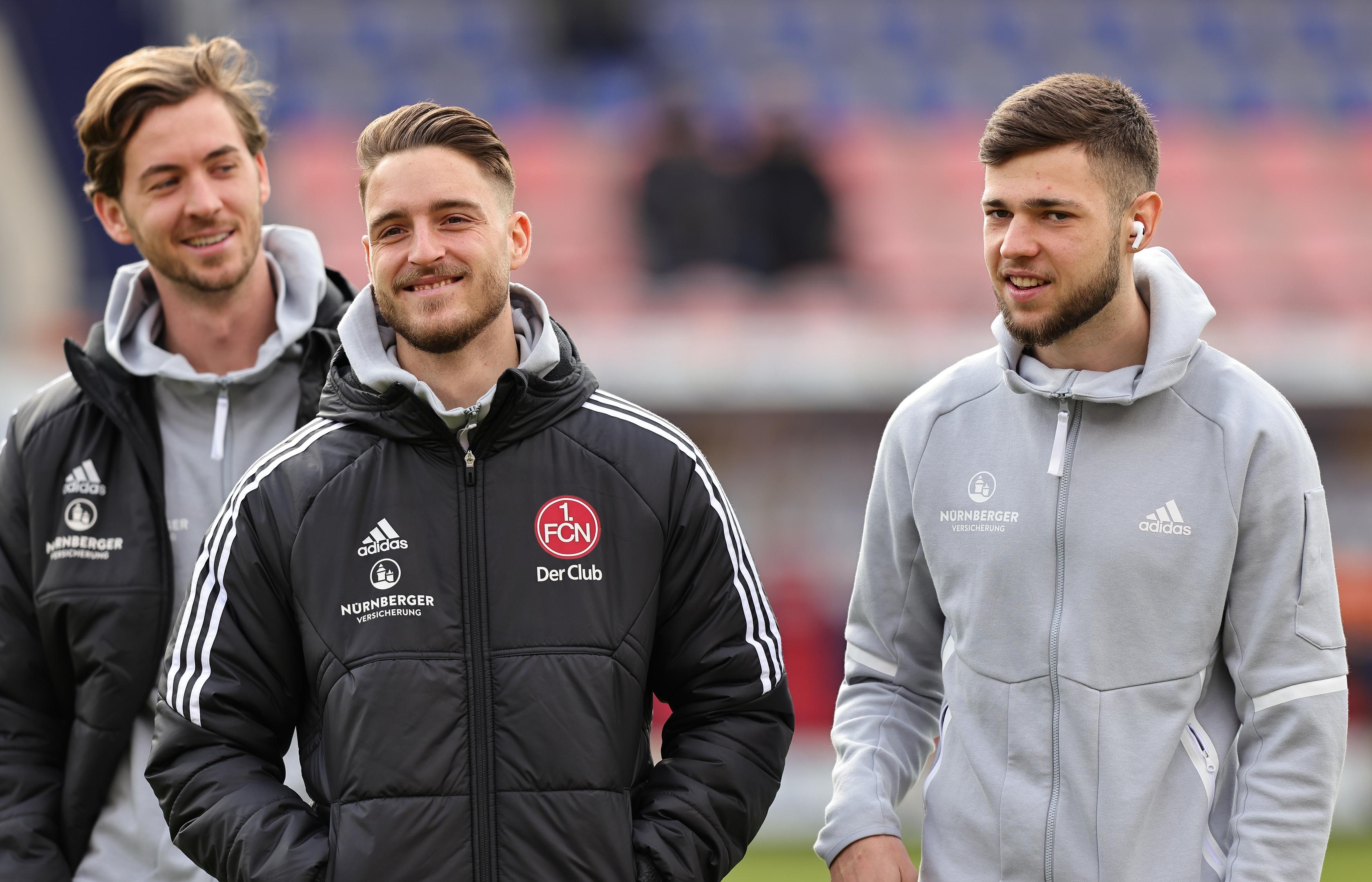 Auswärts gegen den Viertplatzierten. Der 1. FC Nürnberg hatte bereits einfachere Aufgaben vor der Brust als am Sonntagnachmittag an der Ostalb. Die Reservisten Carl Klaus, Lukas Schleimer und Eric Shuranov sind bei der Platzbegehung trotzdem bester Laune.