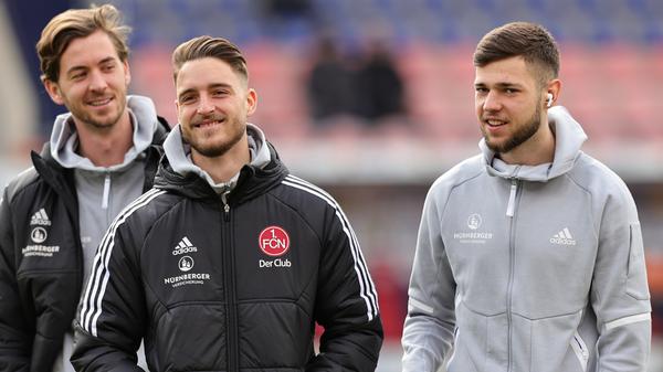 Auswärts gegen den Viertplatzierten. Der 1. FC Nürnberg hatte bereits einfachere Aufgaben vor der Brust als am Sonntagnachmittag an der Ostalb. Die Reservisten Carl Klaus, Lukas Schleimer und Eric Shuranov sind bei der Platzbegehung trotzdem bester Laune.