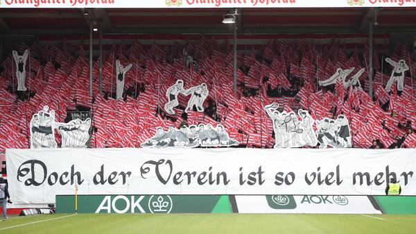 Immherin: Mit einer ansehnlichen Choreografie machen die Nürnberger Schlachtenbummler auf die Tradition des neunmaligen Deutschen Meisters aufmerksam. Bringt das sportlich noch einmal einen Aufschwung?