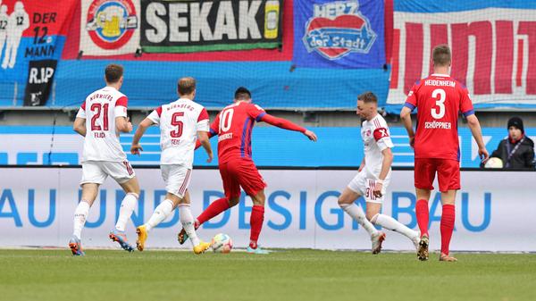 Eher nicht: Nur vier Minuten nach dem ersten Treffer setzt Kleindienst einen drauf: Jens Castrop verliert den Ball, Florian Pick kann in aller Ruhe ins Zentrum spielen. Dort hat auch Kleindienst massig Zeit und muss die Kugel einfach nur aufs Tor bringen. Unten rechts schiebt der 27-Jährige den Ball ein, 2:0 für Heidenheim.