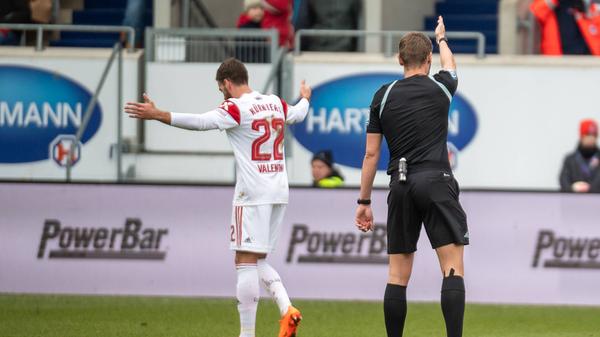 Das Unheil nimmt dann weiter seinen Lauf: Nach hartem, aber wohl unabsichtlichem, Einsteigen muss Club-Urgestein Enrico Valentini nach 34 gespielten Minuten vom Platz. Er trifft den Heidenheimer Jan-Niklas Beste bei der Verfolgung am Knöchel. Eine harte, aber vertretbare Entscheidung von Schiedsrichter Florian Exner. Der FCN liegt also 0:2 zurück und muss den Rest der Partie zu zehnt bestreiten.