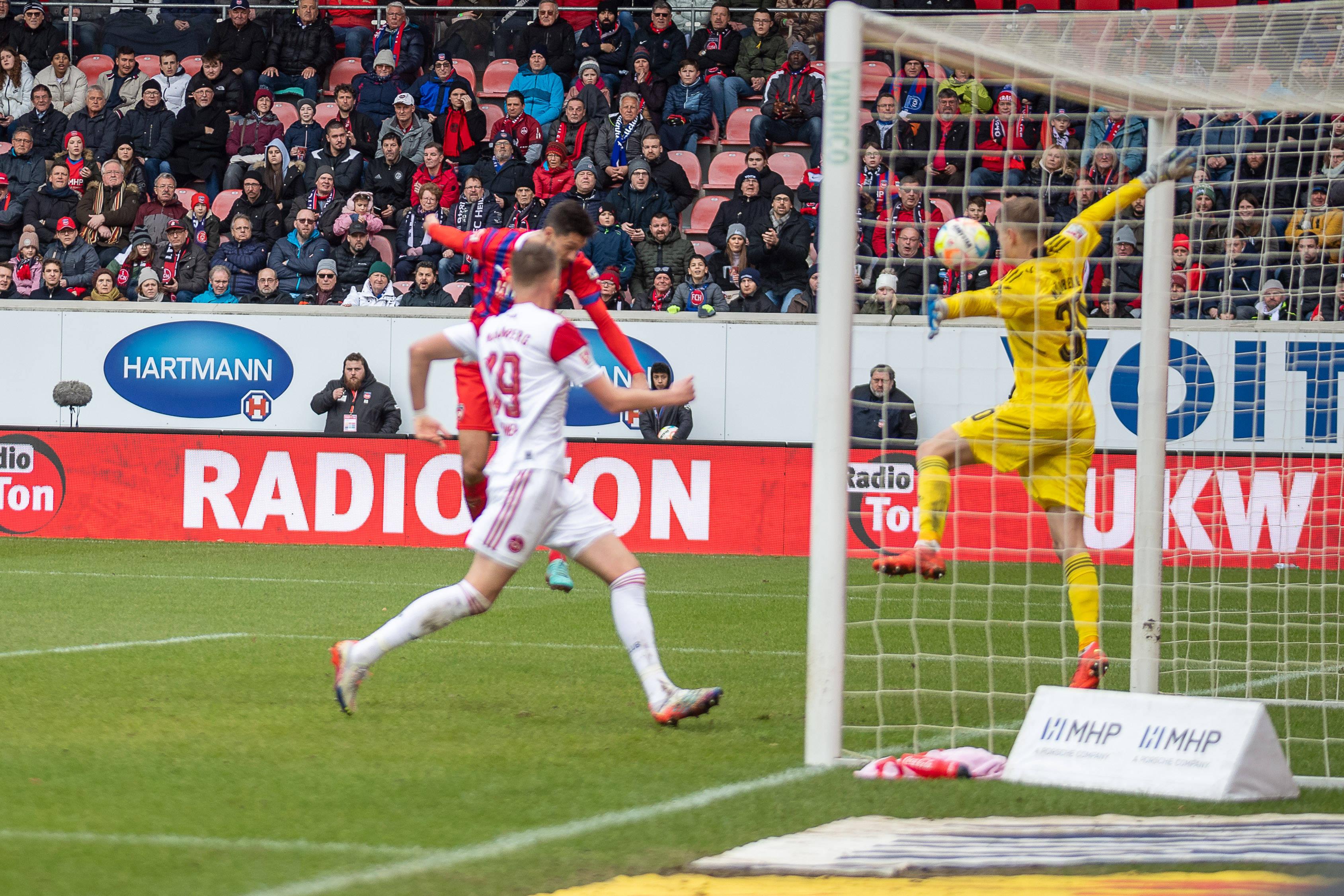 Und weiter geht die sportliche Demontage des 1. FC Nürnberg: Marnon Busch legt den Ball auf Pick ab, der das Leder auf den zweiten Pfosten zu Kleindienst flankt. Kleindienst hebt ab, nickt ein und macht damit den lupenreinen Hattrick perfekt. "Ein Hauch von Schwimmbad-Fußball", resümiert Sky-Kommentator Klaus Veltman.