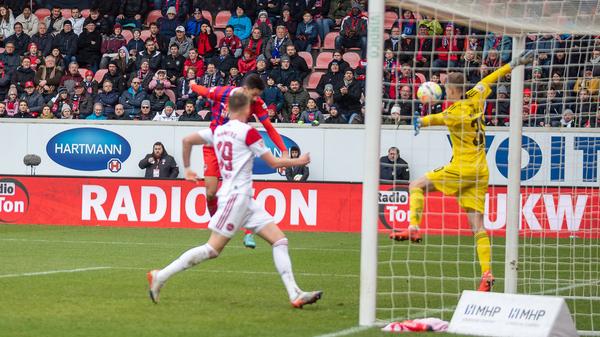 Und weiter geht die sportliche Demontage des 1. FC Nürnberg: Marnon Busch legt den Ball auf Pick ab, der das Leder auf den zweiten Pfosten zu Kleindienst flankt. Kleindienst hebt ab, nickt ein und macht damit den lupenreinen Hattrick perfekt. "Ein Hauch von Schwimmbad-Fußball", resümiert Sky-Kommentator Klaus Veltman.