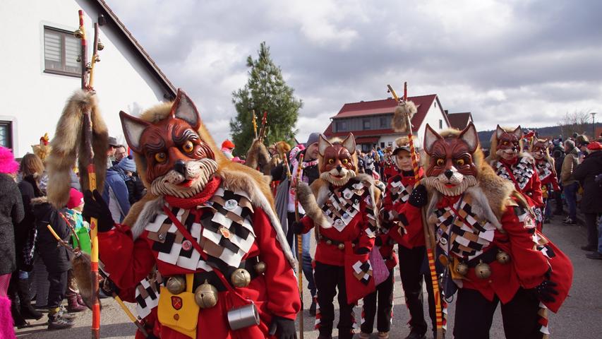 Die Mitteleschenbacher "Mönchswaldfüchse" liefen mit ihren traditionellen Masken beim Umzug mit.   