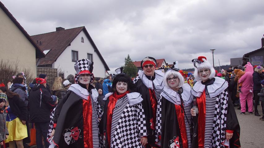 "Pierrot-Zauber" war das Motto des Frauentreffs Mitteleschenbach.