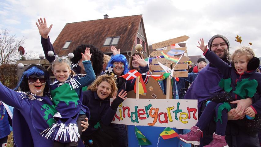 Zu einer Reise um die Welt lud der Kindergarten Mitteleschenbach die Besucher und Besucherinnen des Faschingszugs ein.