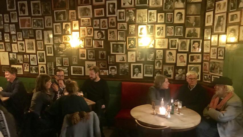 Fotos von Stars aus Kunst und Kultur schmücken die Wände in einer der urigsten Berliner Kneipe, dem Diener Tattersall.  Mehr persönliche Lieblingsorte von unserem Berlin-Korrespondent Harald Baumer.
