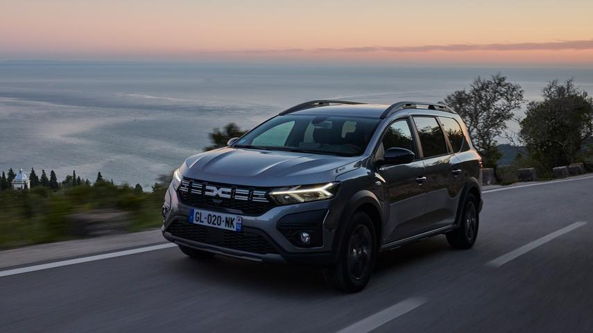 Dacia ruft für den Jogger Hybrid Preise ab 23.800 Euro auf.