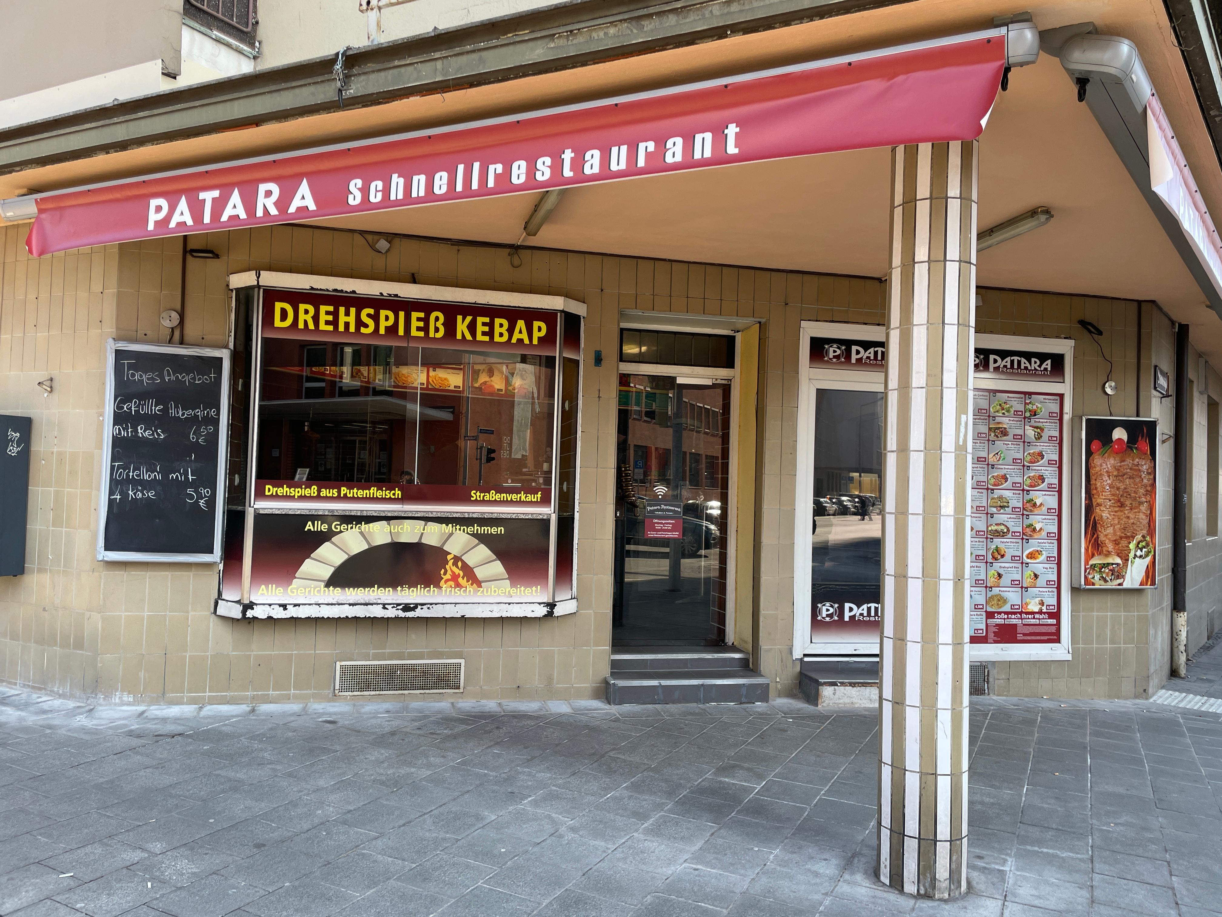 Eine Bewertung auf Google bringt die Vorzüge des Patara Schnellrestaurants in der Zeltnerstraße 11 gut auf den Punkt: "Die Inhaber sind ein sehr nettes Ehepaar, mit dem man sich auch mal kurz unterhalten kann. Das Essen schmeckt lecker, der Platz ist schön zentral und man kann vor Ort essen (drinnen oder draußen).