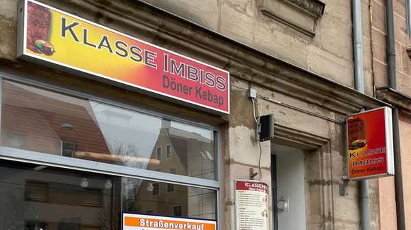 Beim Klasse Imbiss gebe es "immer frisches, knackiges Brot" und das Fleisch und die Beilagen seien auch "super lecker und frisch" schwärmt ein Leser unserer Redaktion gegenüber. Wer sich selbst davon überzeugen möchte, findet den Klasse Imbiss in der Äußeren Sulzbacher Straße 128. Im Voting schafft es der Imbiss auf Platz 20.