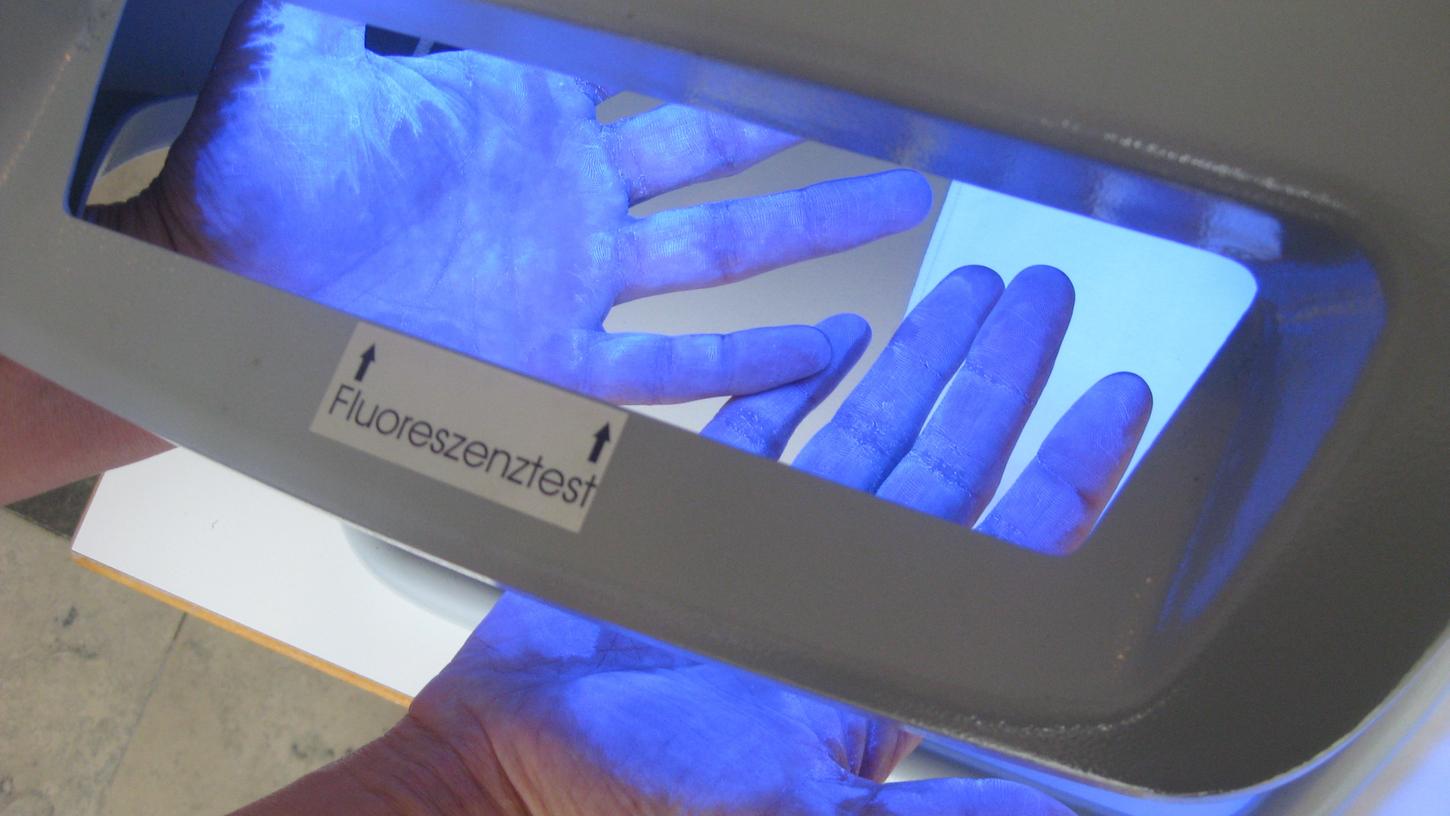 Mit UV-Licht lässt sich die Händedesinfektion überprüfen. Das Klinikum Altmühlfranken wurde nun im Rahmen der "Aktion Saubere Hände" rezertifiziert. Mit UV-Licht lässt sich die Händedesinfektion überprüfen. Das Klinikum Altmühlfranken wurde nun im Rahmen der "Aktion Saubere Hände" rezertifiziert.