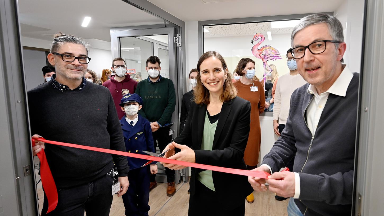 Oberärztin Stefanie Horndasch zerschneidet das Band und eröffnet damit die neue Tagesklinik. Ebenfalls mit dabei Prof. Gunther Moll (rechts) und Stationsleiter Marc Walther. Oberärztin Stefanie Horndasch zerschneidet das Band und eröffnet damit die neue Tagesklinik. Ebenfalls mit dabei Prof. Gunther Moll (rechts) und Stationsleiter Marc Walther.