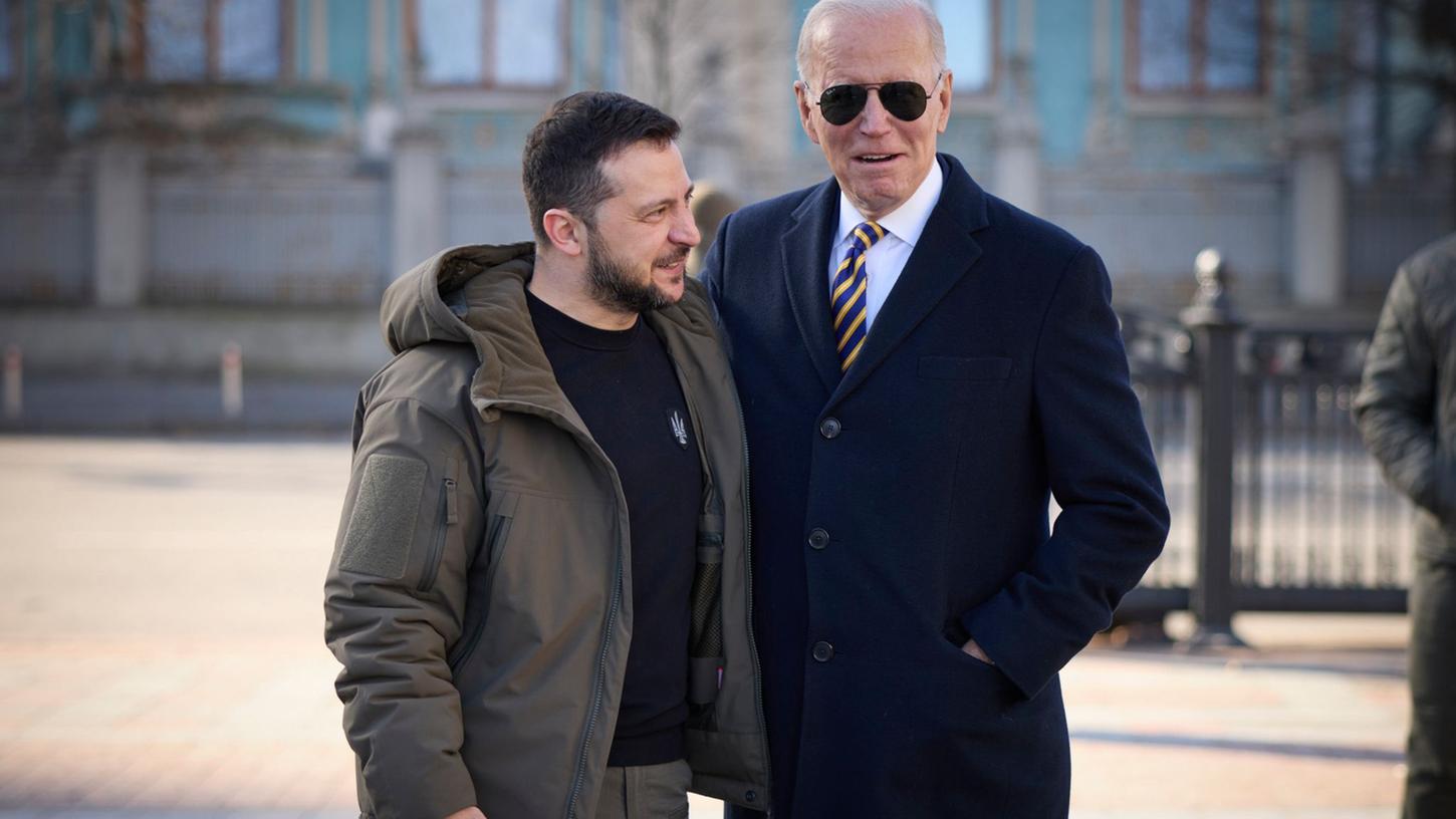 US-Präsident Joe Biden (r) spazierte trotz Luftalarms mit dem ukrainischen Präsidenten Wolodymyr Selenskyj durch die Stadt.