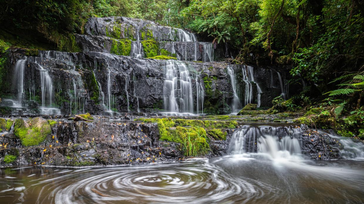 Ein kleiner Wasserfall in den Catlins auf der Südinsel Neuseelands. Ein kleiner Wasserfall in den Catlins auf der Südinsel Neuseelands.