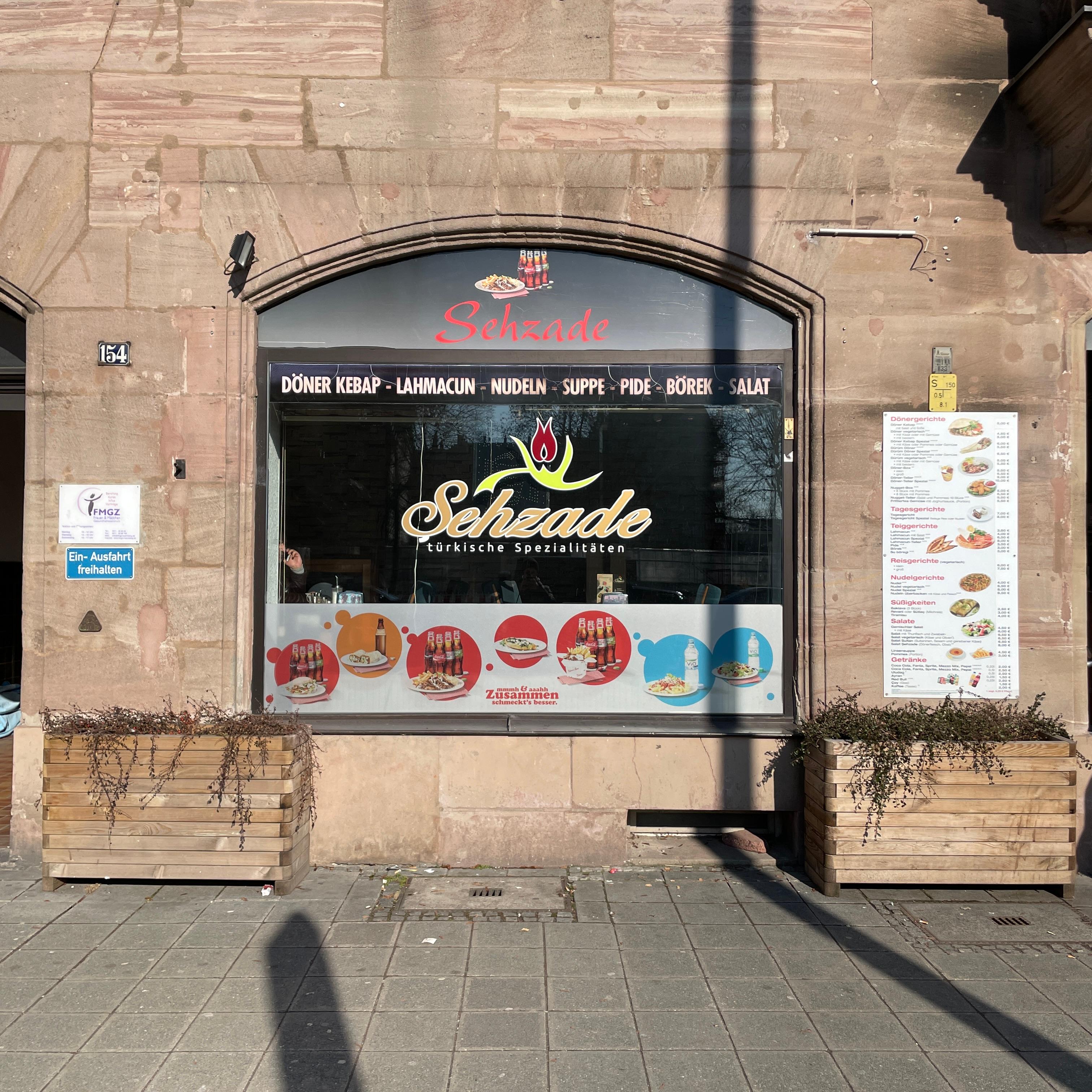 Direkt am U-Bahn-Ausgang Maximilianstraße findet sich der Sehzade Döner-Imbiss in der Fürther Straße 154. Neben dem klassischen Döner Kebab gibt es dort türkische Gerichte (auch vegetarisch).