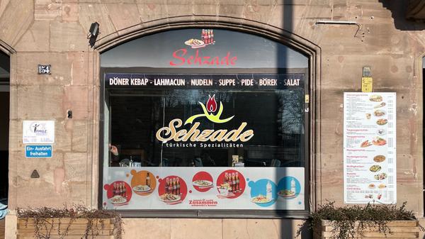 Direkt am U-Bahn-Ausgang Maximilianstraße findet sich der Sehzade Döner-Imbiss in der Fürther Straße 154. Neben dem klassischen Döner Kebab gibt es dort türkische Gerichte (auch vegetarisch).