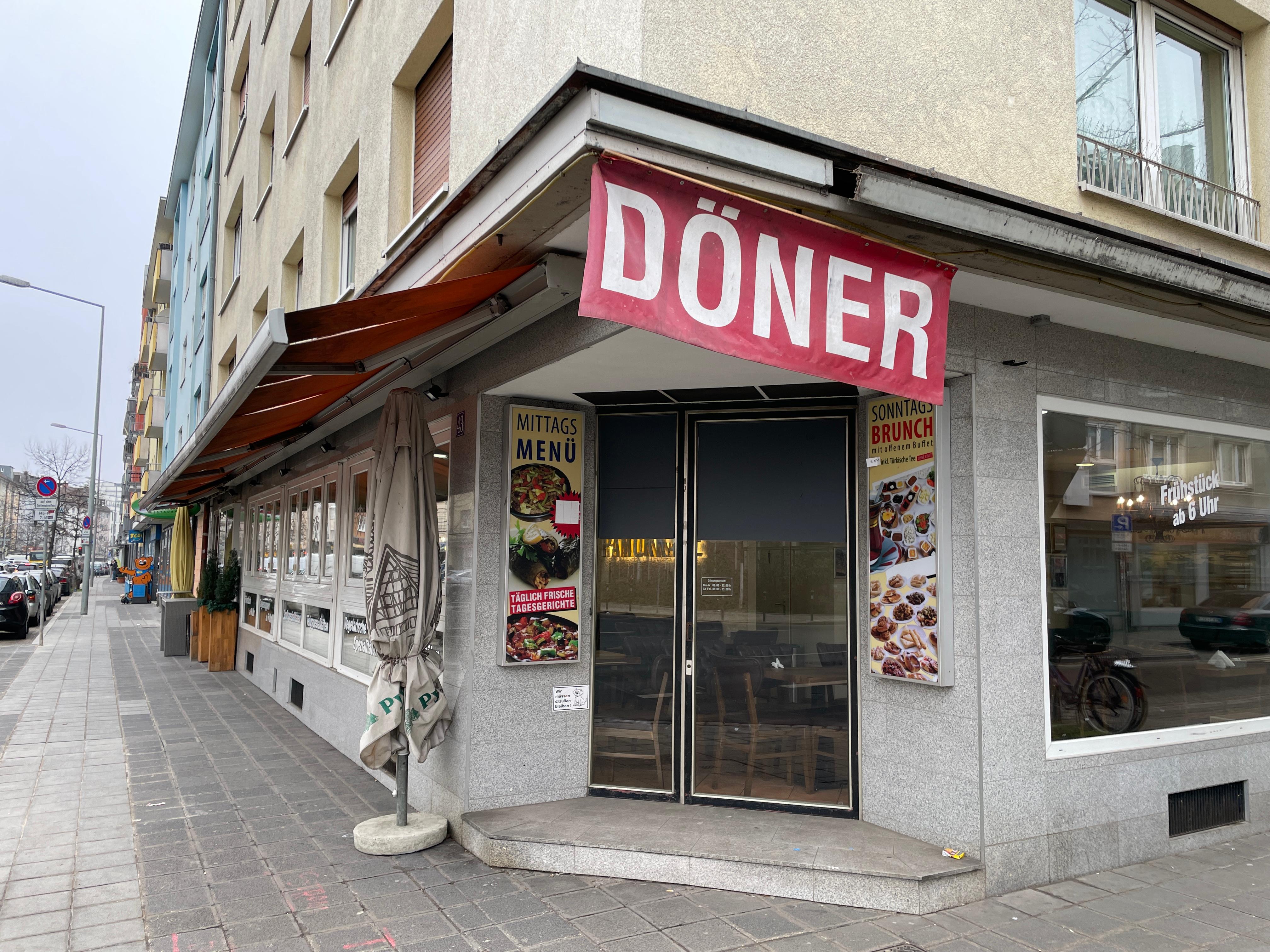 Türkische Spezialitäten inklusive Döner gibt es auch im Pamukkale Restaurant in der Tafelfeldstraße 43. Neben dem klassischen Döner Kebab gibt es auch eine vegetarische Alternative und eine Pizza mit Dönerfleisch. Insgesamt bietet das Pamukkale über 50 Speisen auf seiner Karte an. Im Voting landet das Restaurant aus der Südstadt auf Platz 18.