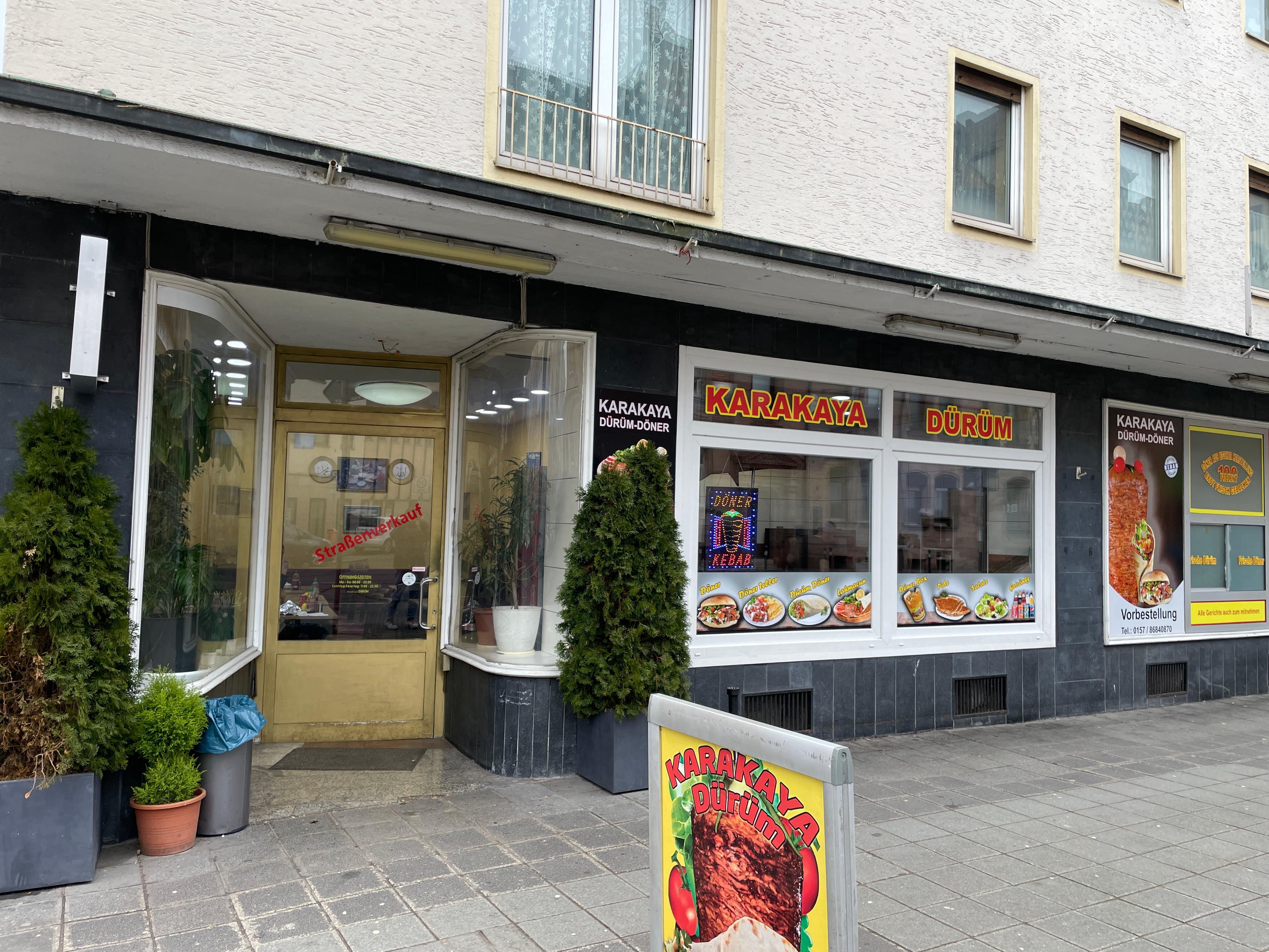 Karakaya ist in der Sulzbacher Straße eine Institution. Neben den mächtigen Dürüms wird natürlich auch der klassische Döner Kebab angeboten. In unserem  Voting schafft es Karakaya auf Platz 5.