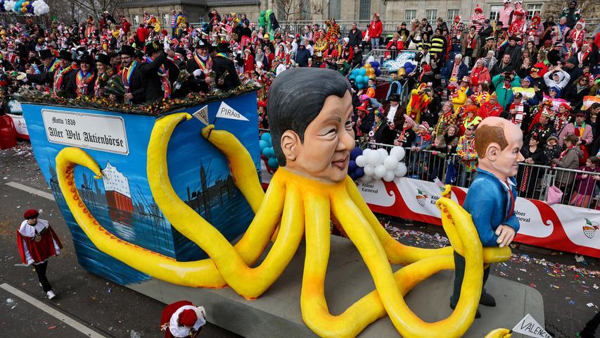 Der Mottowagen "Aller Welt Aktienbörse" mit einer Darstellung von Bundeskanzler Olaf Scholz und dem chinesischen Präsidenten Xi Jinping als Krake.