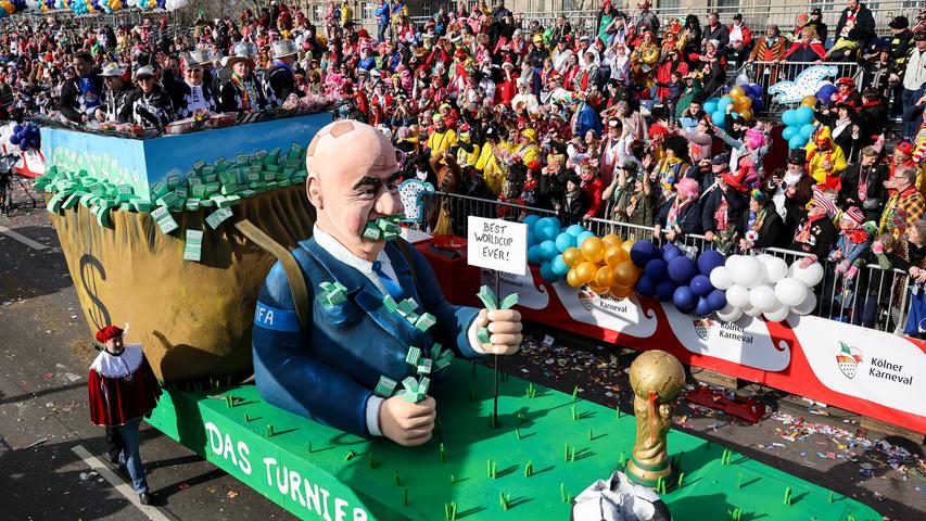 Der Mottowagen "Das Turnier" mit einer Darstellung von FIFA-Präsident Gianni Infantino.