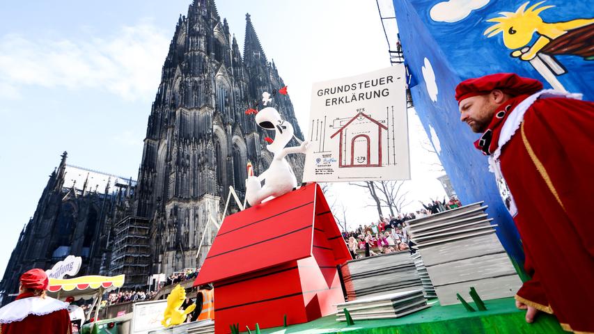 Bunt, kritisch, wild: Erste Bilder vom Rosenmontagszug zum Karneval in Köln 2023